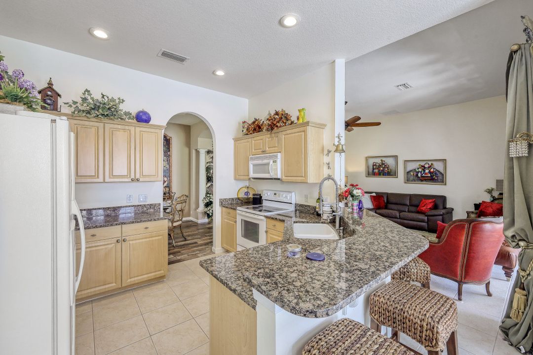 15842 Los Reyes Ln, Naples, FL 34110