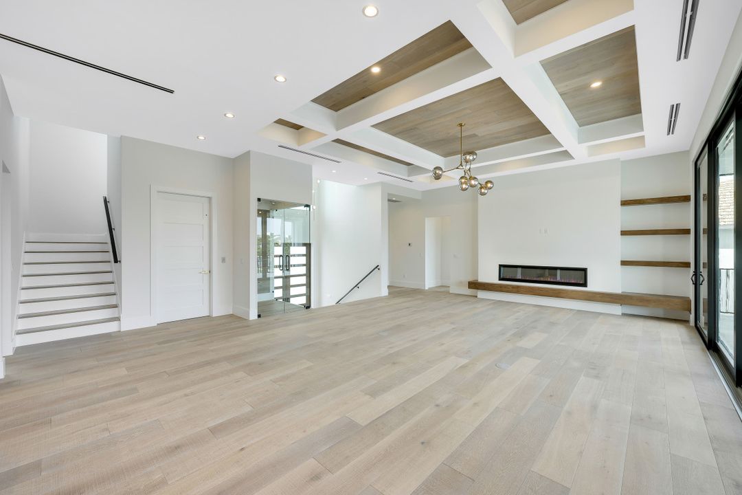 241 Egret Ave, Naples, FL 34108