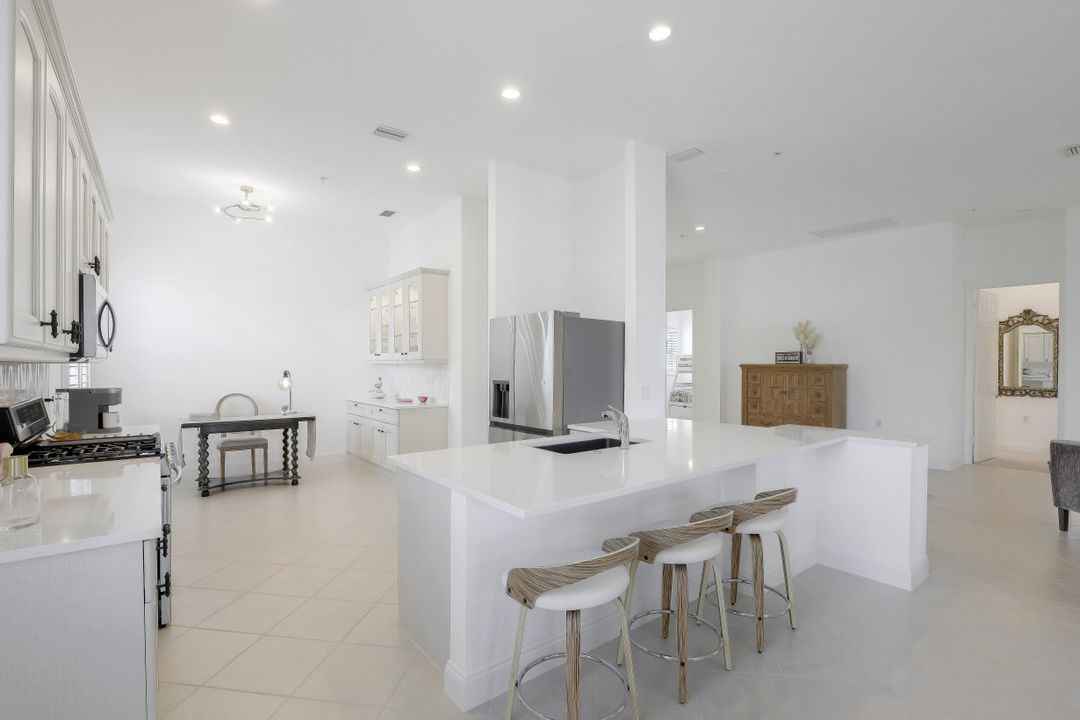 9263 Museo Cir #204, Naples, FL 34114