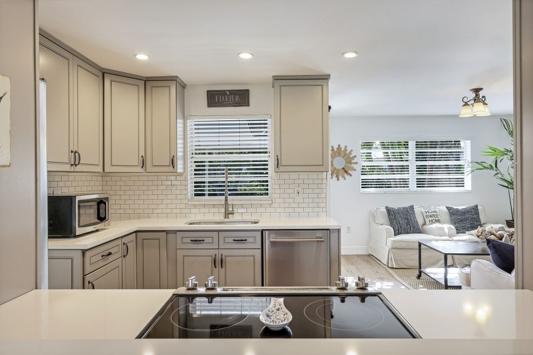 580 105th Ave N, Naples, FL 34108