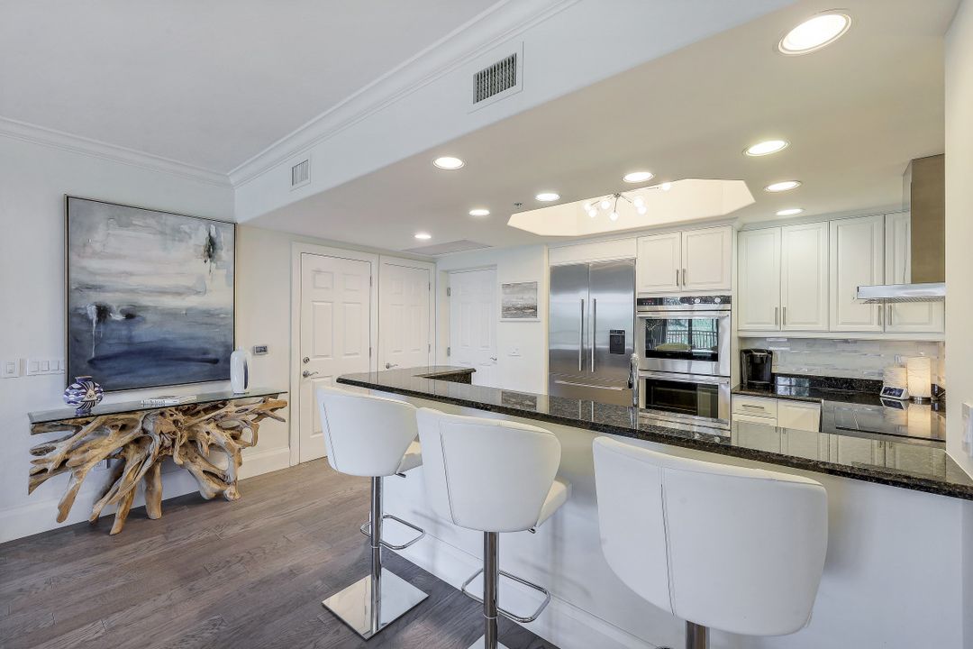 2748 Tiburon Blvd E #304, Naples, FL 34109