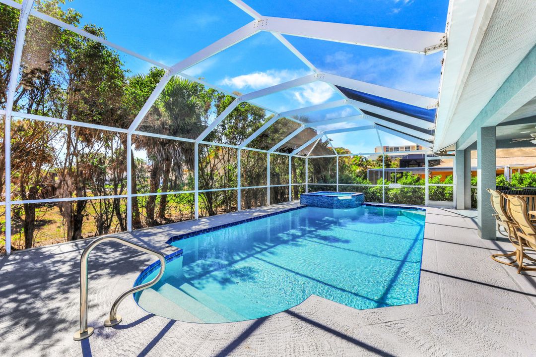 951 Dolphin Ct, Marco Island, FL 34145