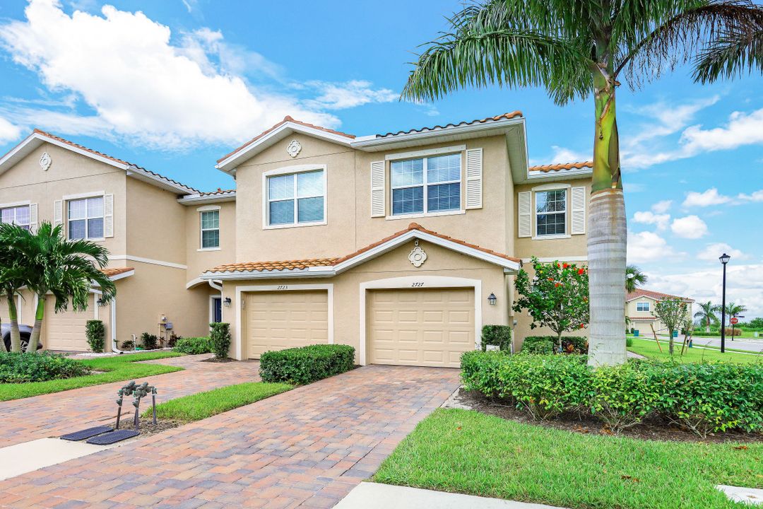 2727 Blossom Wy, Naples, FL 34120