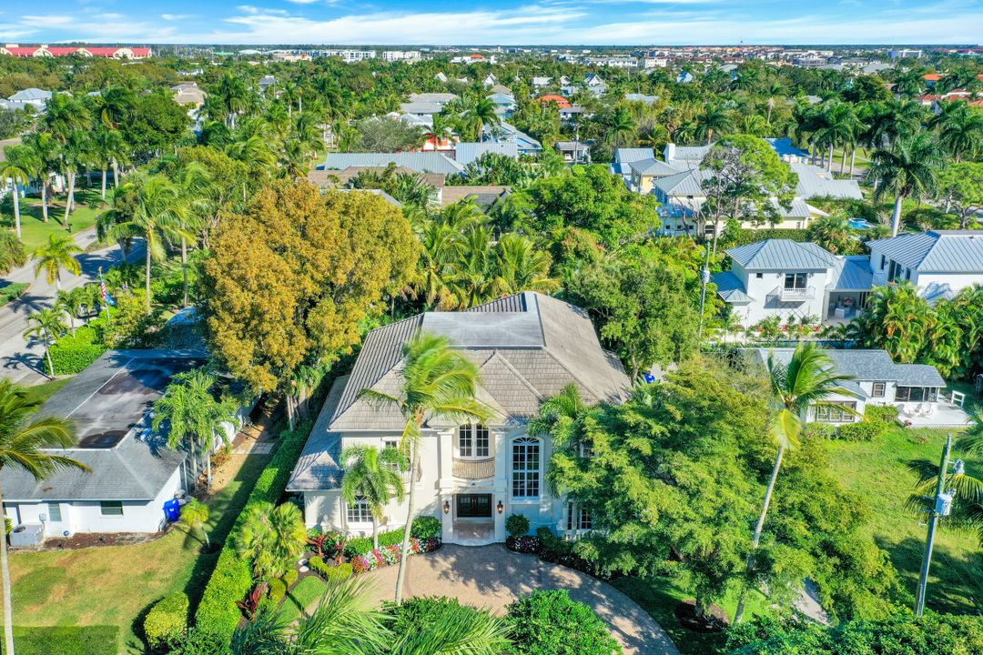 33 3rd St S, Naples, FL 34102