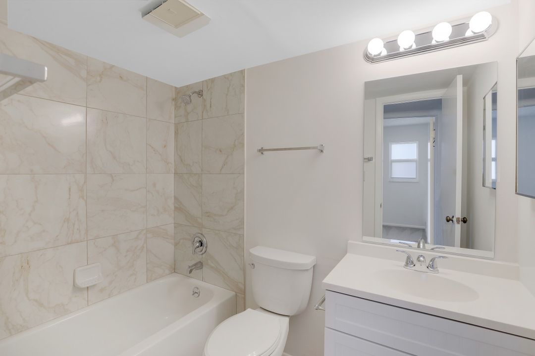 190 Turtle Lake Ct #101, Naples, FL 34105