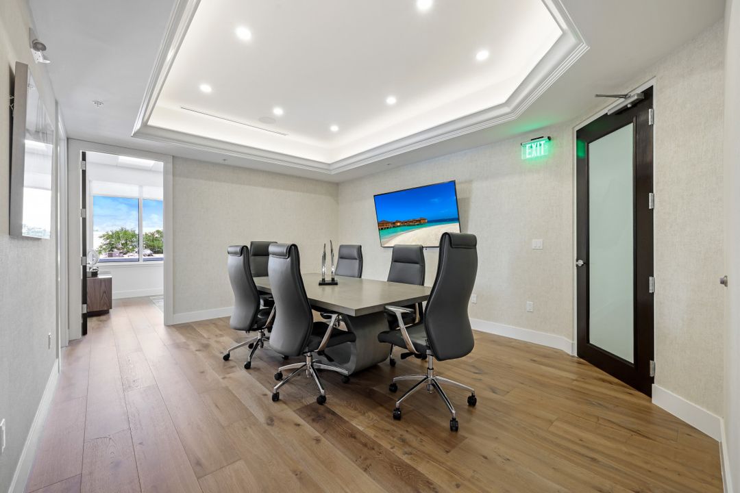 599 Tamiami Trail N #200, Naples, FL 34102