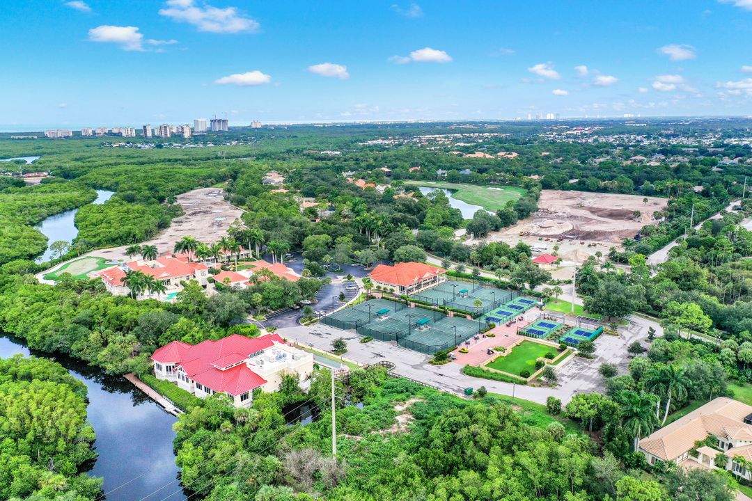 987 Barcarmil Way, Naples, FL 34110