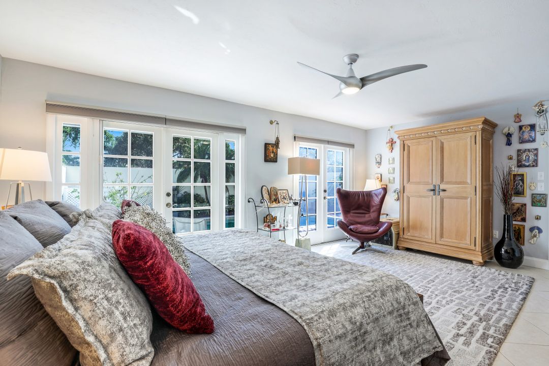 543 Bay Villas Ln, Naples, FL 34108