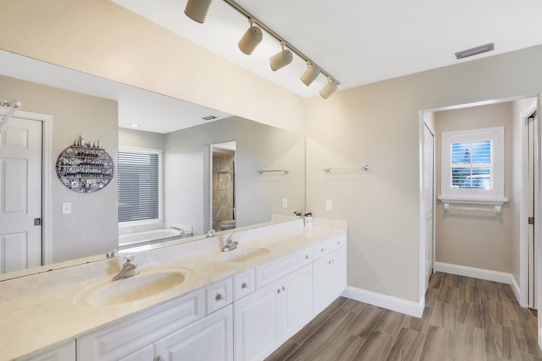 10430 Windsor Way, Naples, FL 34109