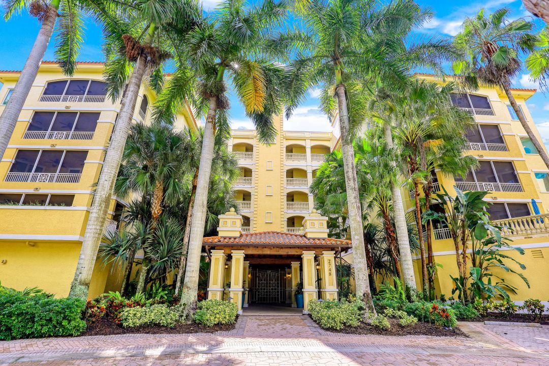 2748 Tiburon Blvd E #202, Naples, FL 34109