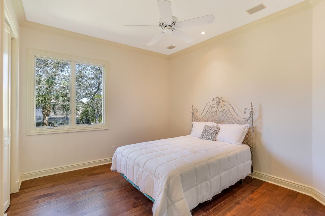 969 Barcarmil Way, Naples, FL 34110