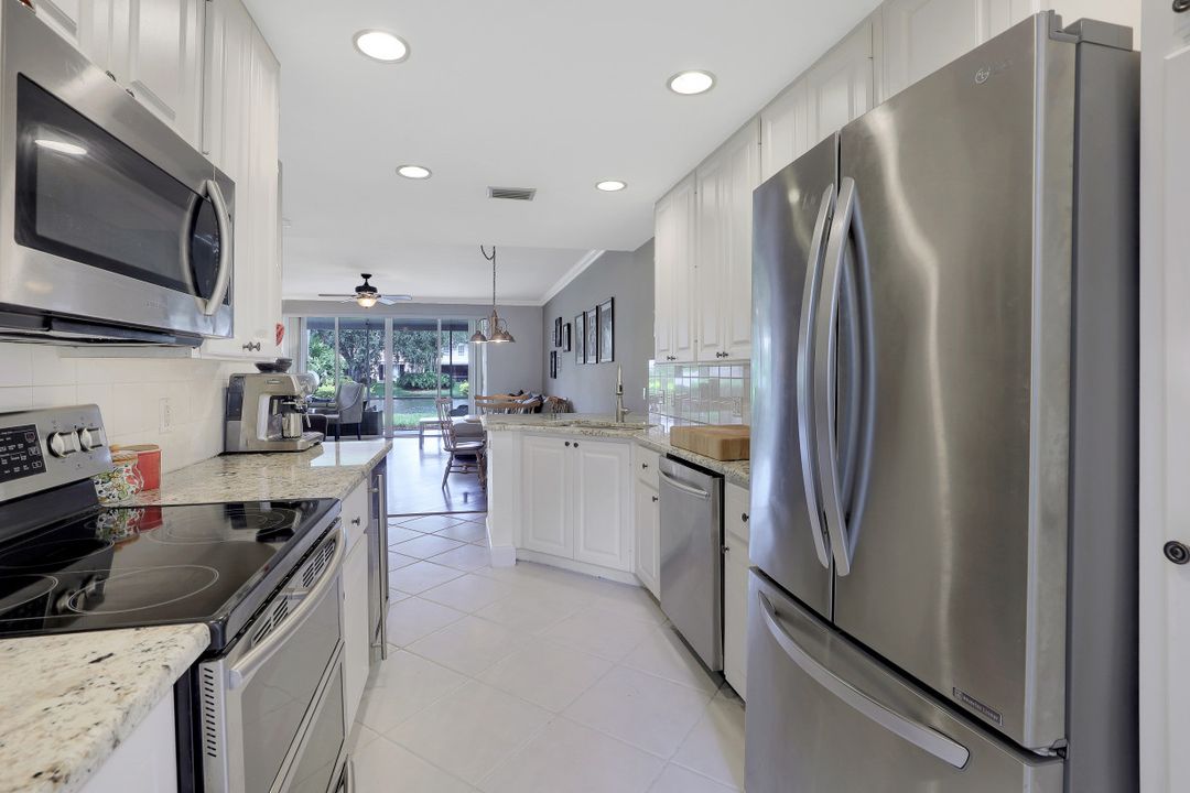 5637 Cove Cir, Naples, FL 34119