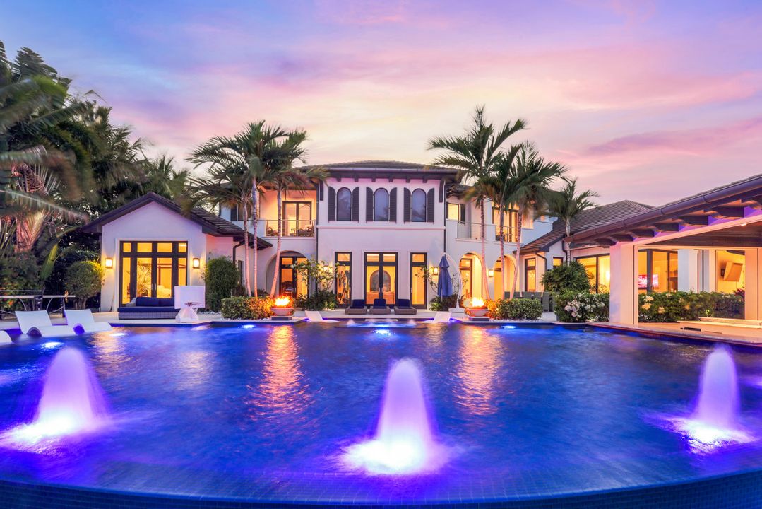 970 Aqua Cir, Naples, FL 34102