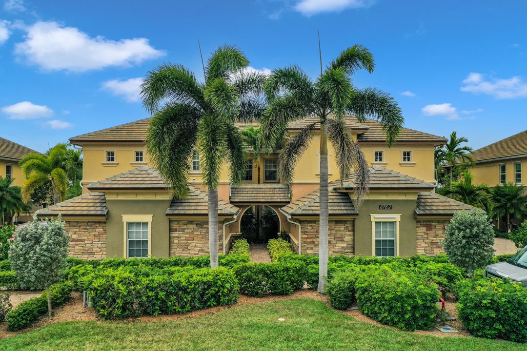 8763 Coastline Ct #201, Naples, FL 34120
