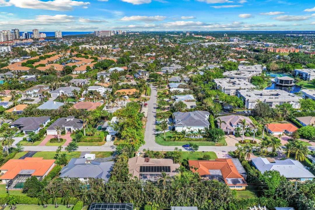 696 Fountainhead Ln, Naples, FL 34103
