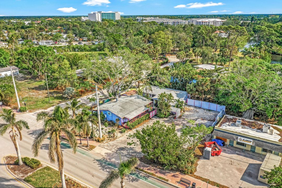 2631 Lakeview Dr, Naples, FL 34112