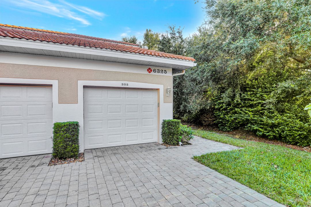 6325 Lexington Ct, Naples, FL 34110