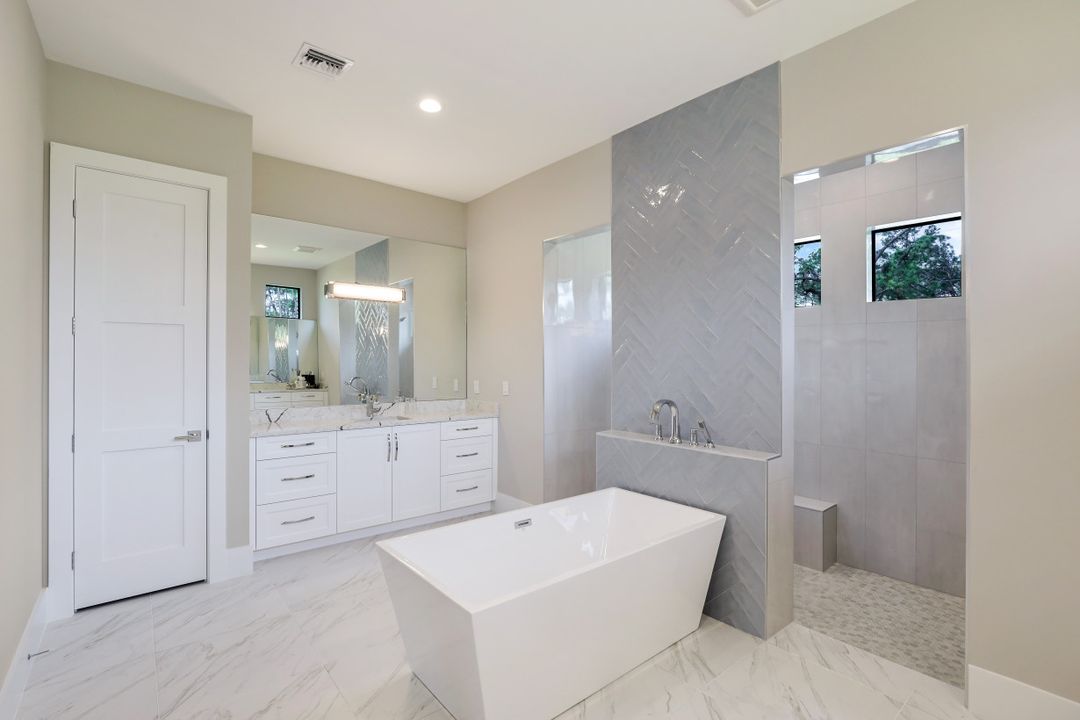 2088 Oakes Blvd, Naples, FL 34119