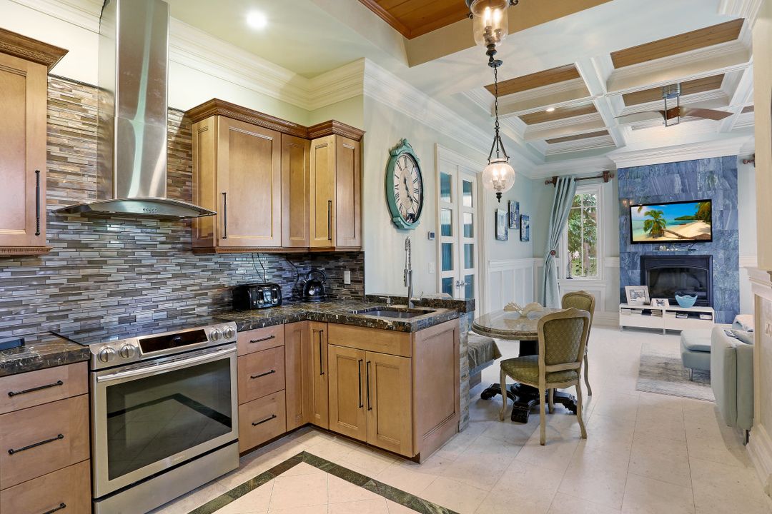 5610 Bur Oaks Ln, Naples, FL 34119