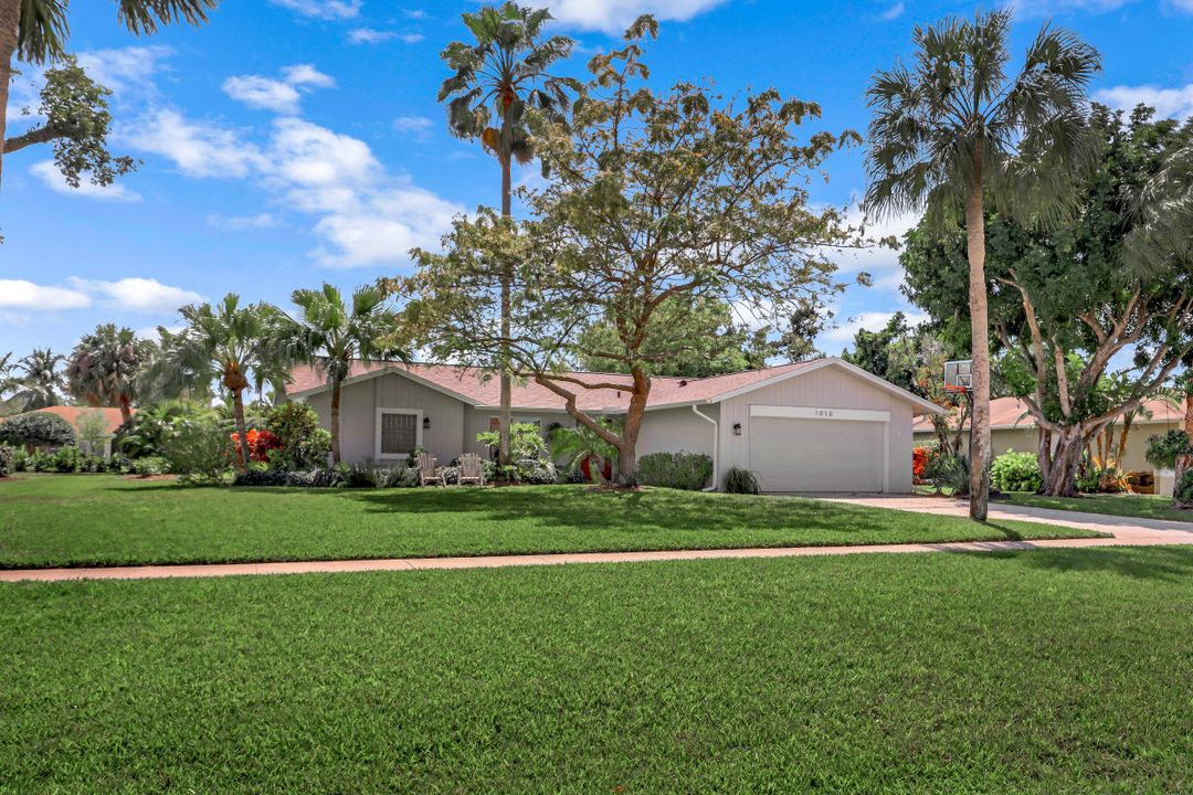 1010 Nottingham Dr, Naples, FL 34109