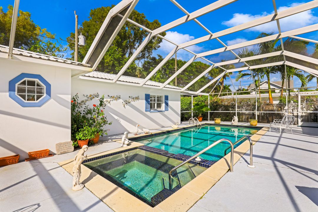 349 2nd Ave N, Naples, FL 34102