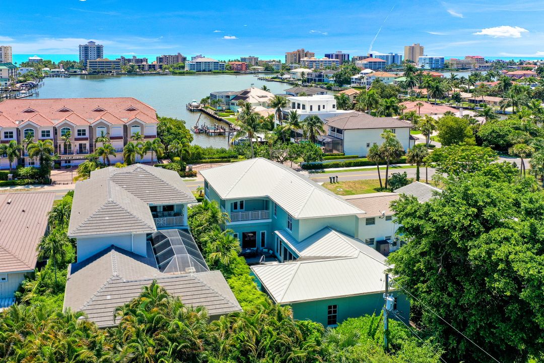 9242 Vanderbilt Dr, Naples, FL 34108