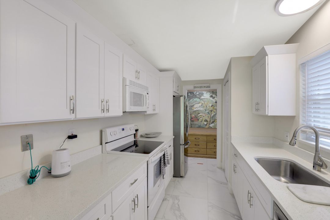 2070 Holiday Ln, Naples, FL 34104
