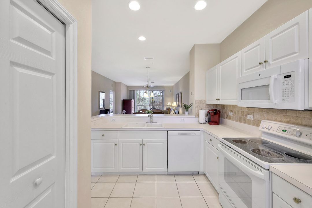 8259 Parkstone Pl #206, Naples, FL 34120