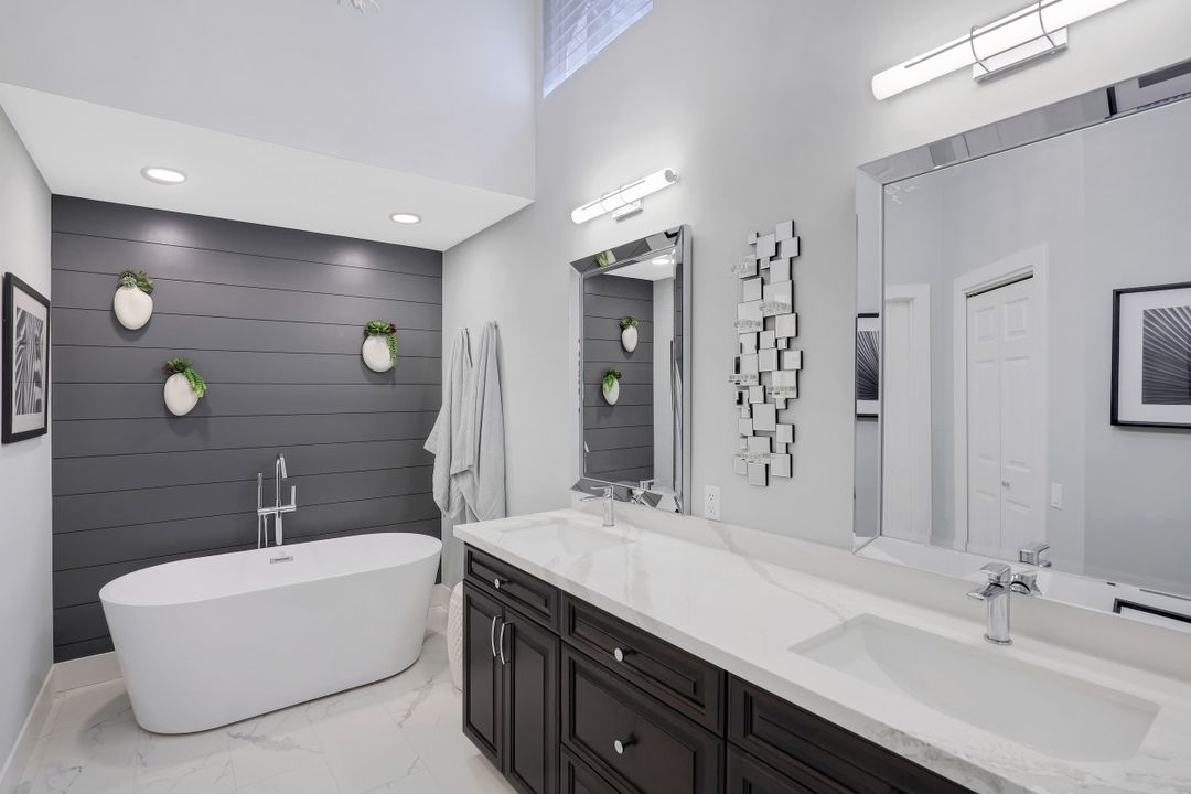 6060 Autumn Oaks Ln, Naples, FL 34119