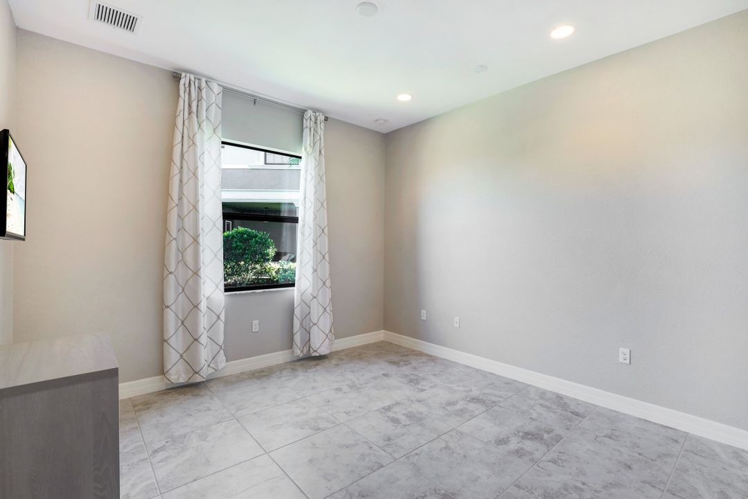 2827 Thunder Bay Circle, Naples, FL 34119