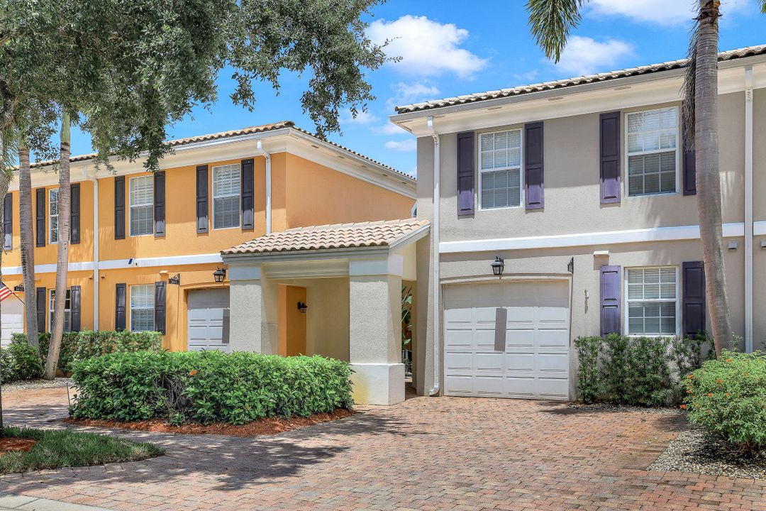 5637 Cove Cir, Naples, FL 34119