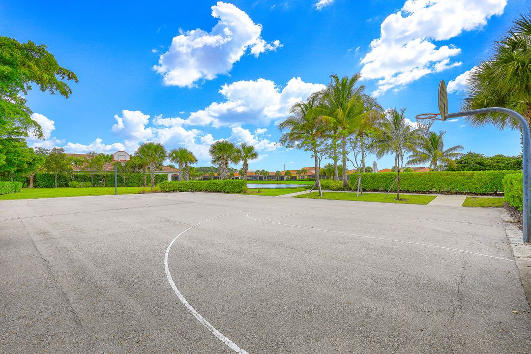 13484 Cambridge Ln, Naples, FL 34109