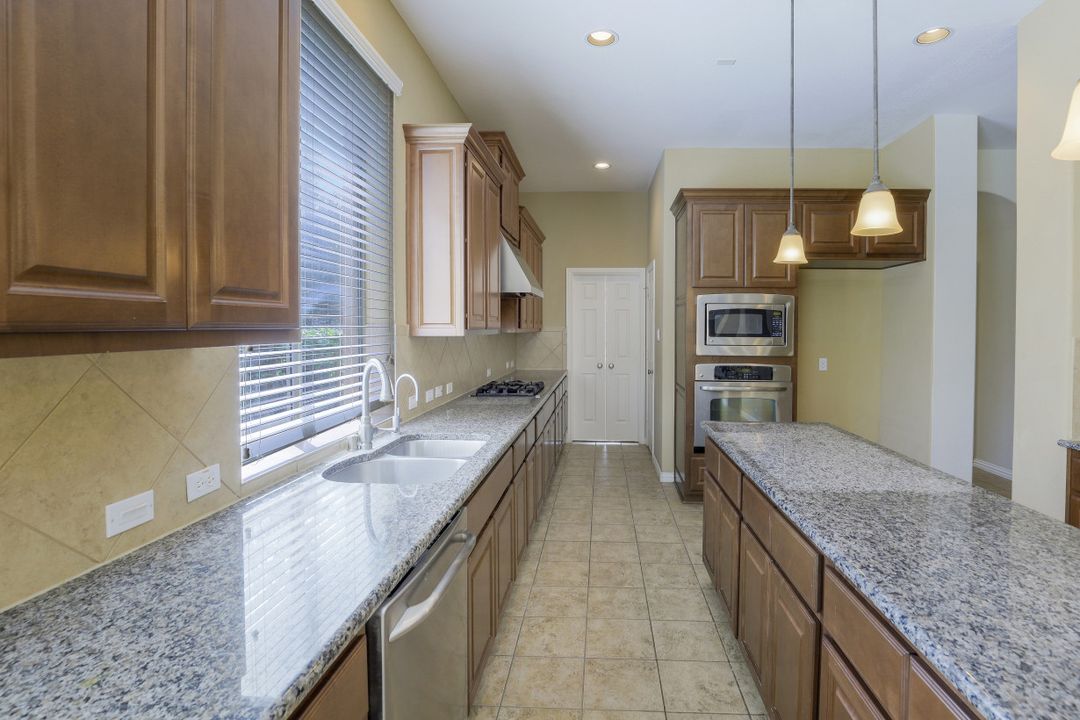 5327 Heath River Ln, Sugar Land, TX 77479