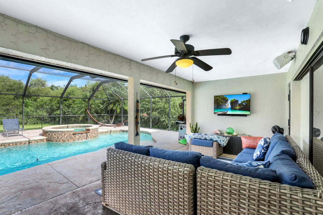 1941 Oakes Blvd, Naples, FL 34119