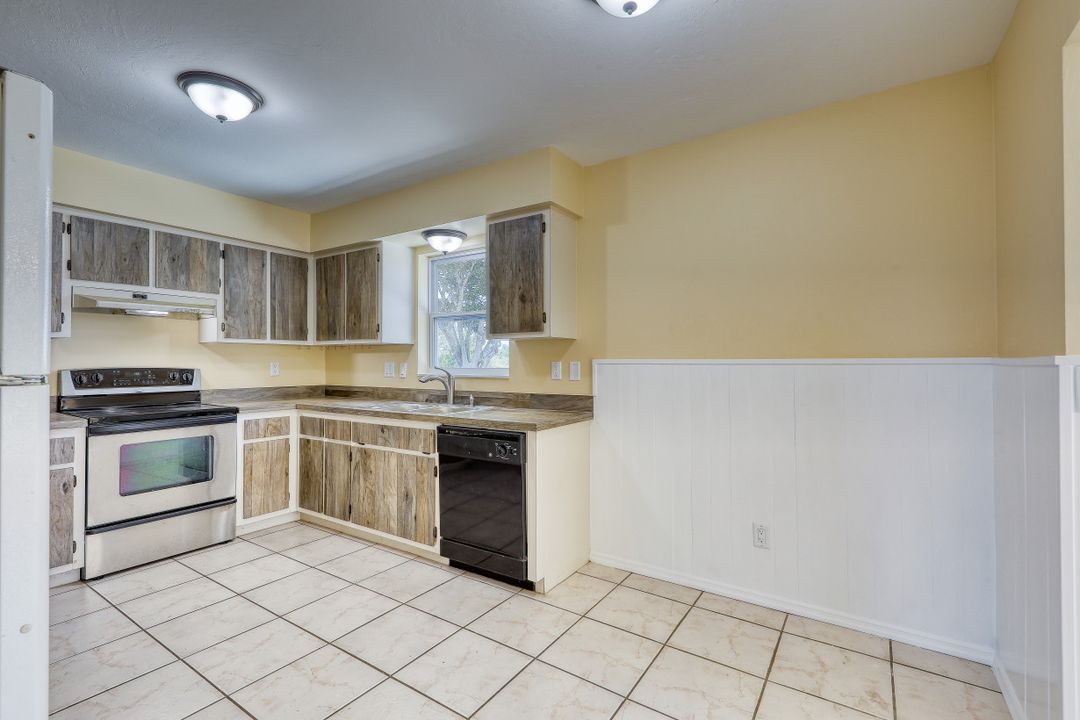 1321 NE 17th St, Cape Coral, FL 33909