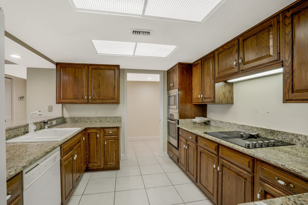 5601 Turtle Bay Dr #302, Naples, FL 34108