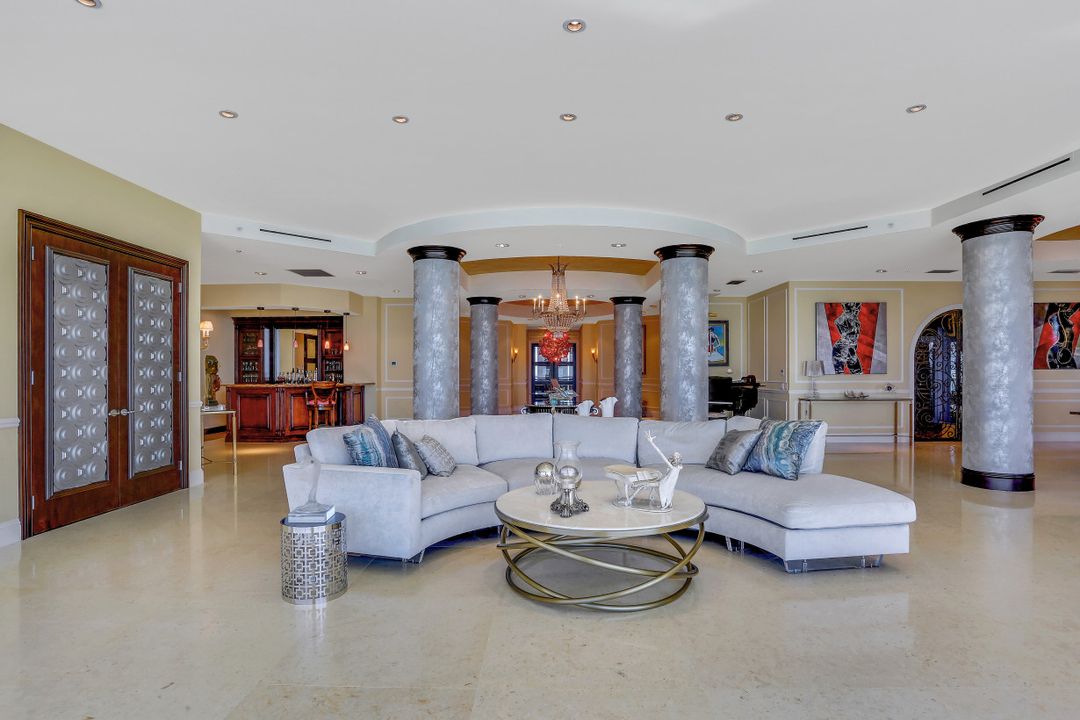 81 Seagate Dr #2001, Naples, FL 34103