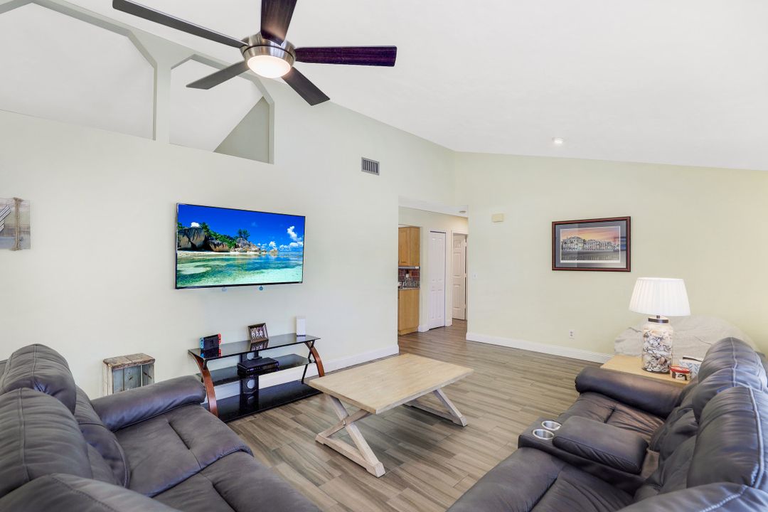 10430 Windsor Way, Naples, FL 34109