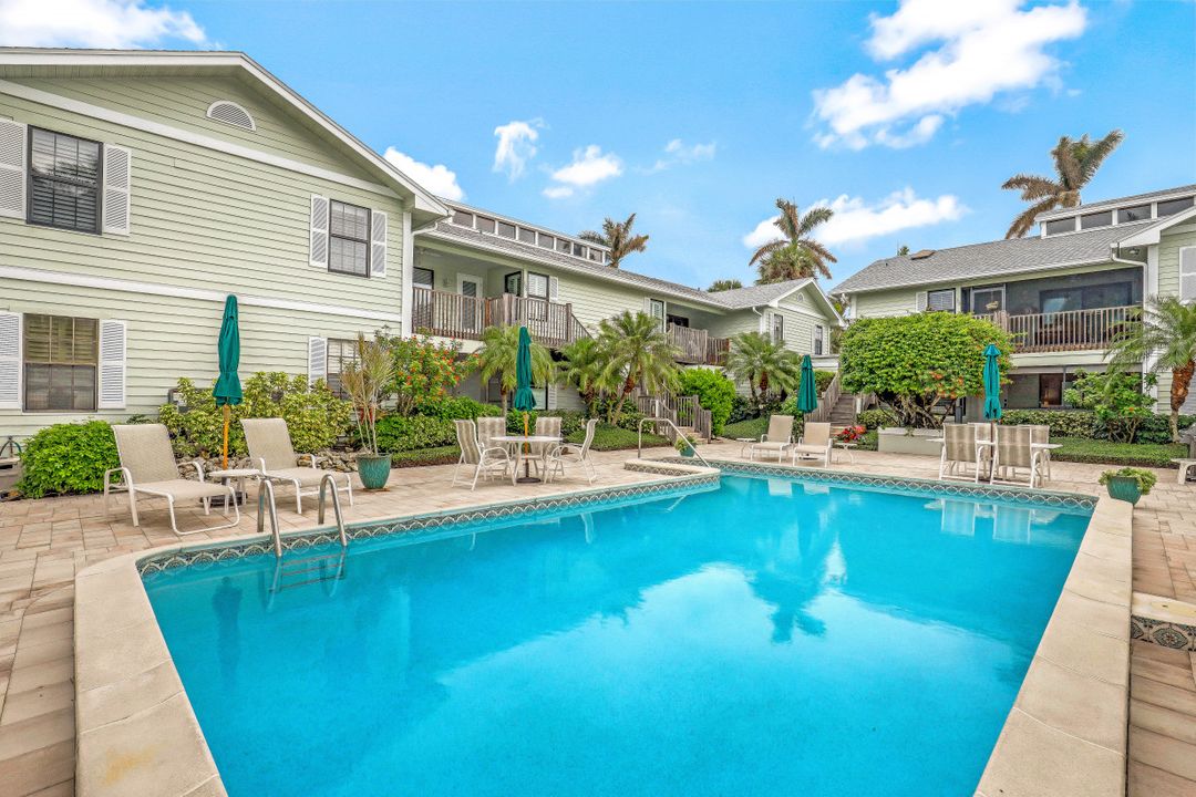 880 8th Ave S #101, Naples, FL 34102