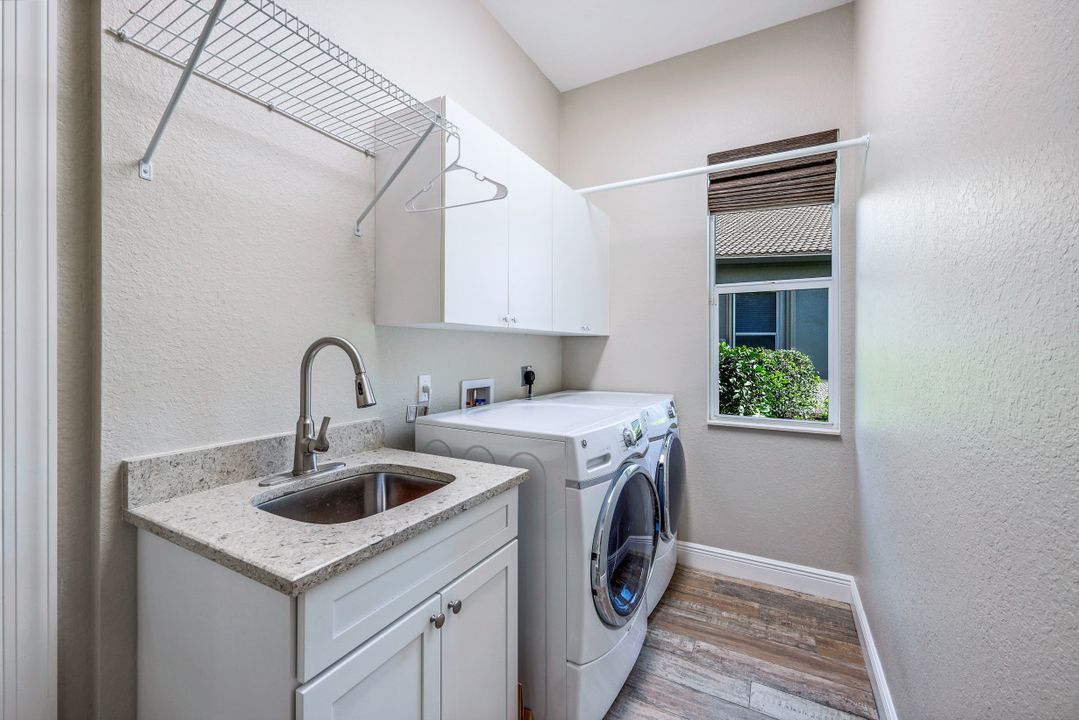 8979 Morgan Ct, Naples, FL 34113