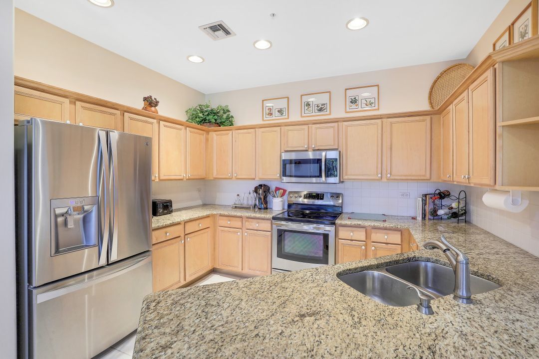 8255 Danbury Blvd #202, Naples, FL 34120