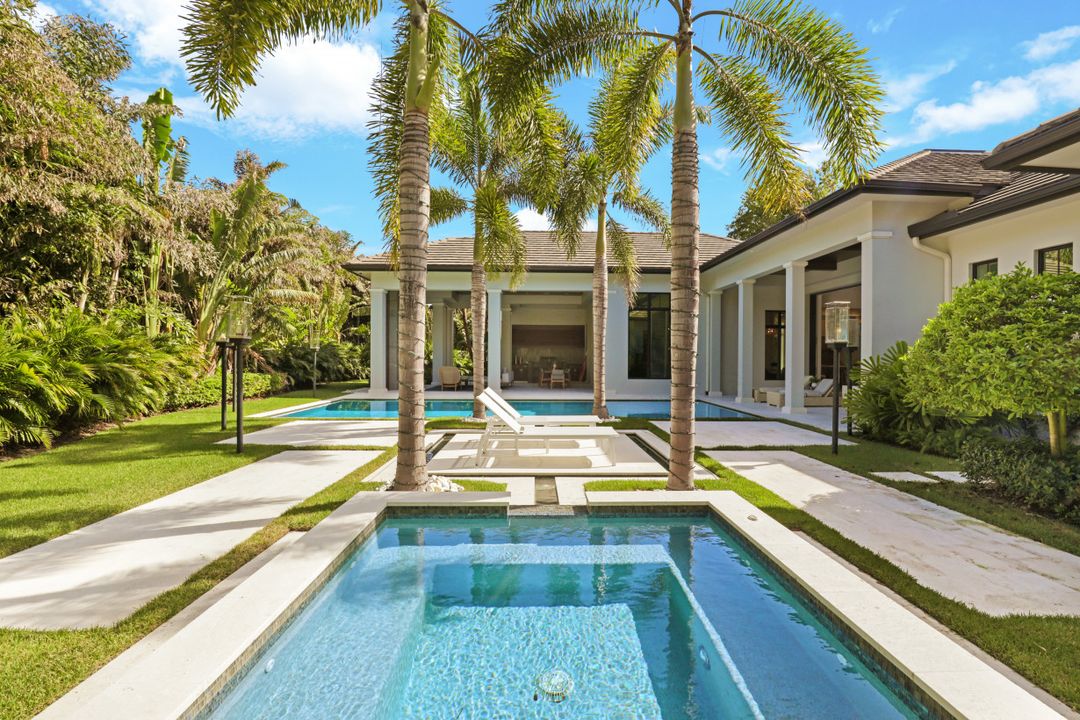 810 Bentwood Dr, Naples, FL 34108