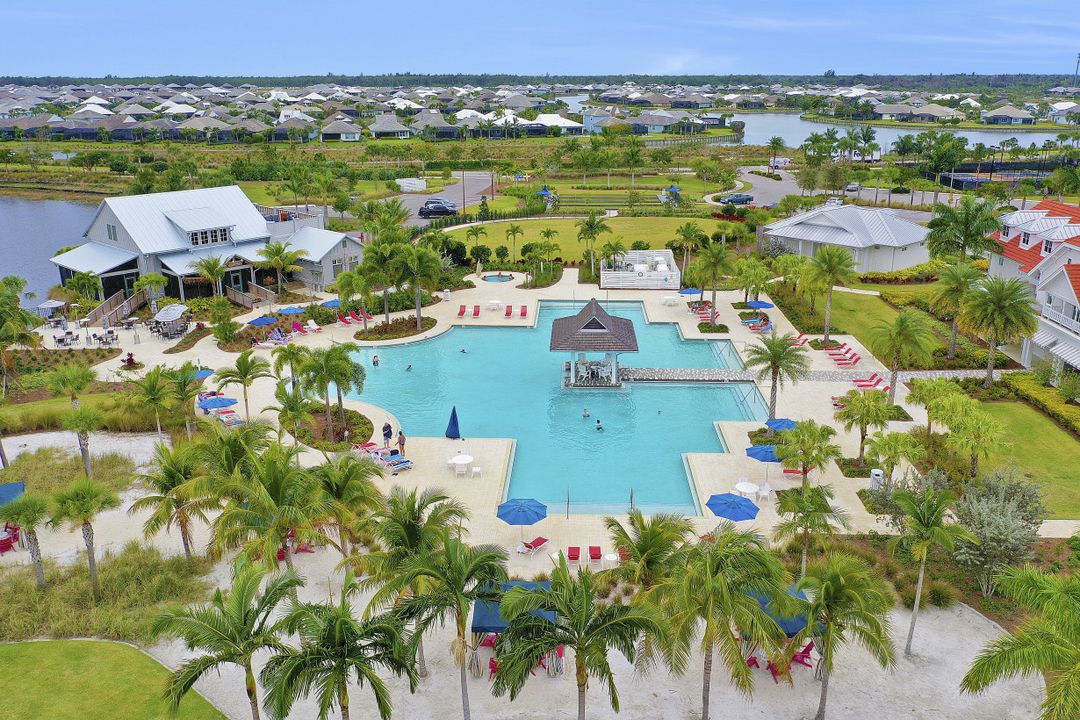 6462 Warwick Ave, Naples, FL 34113