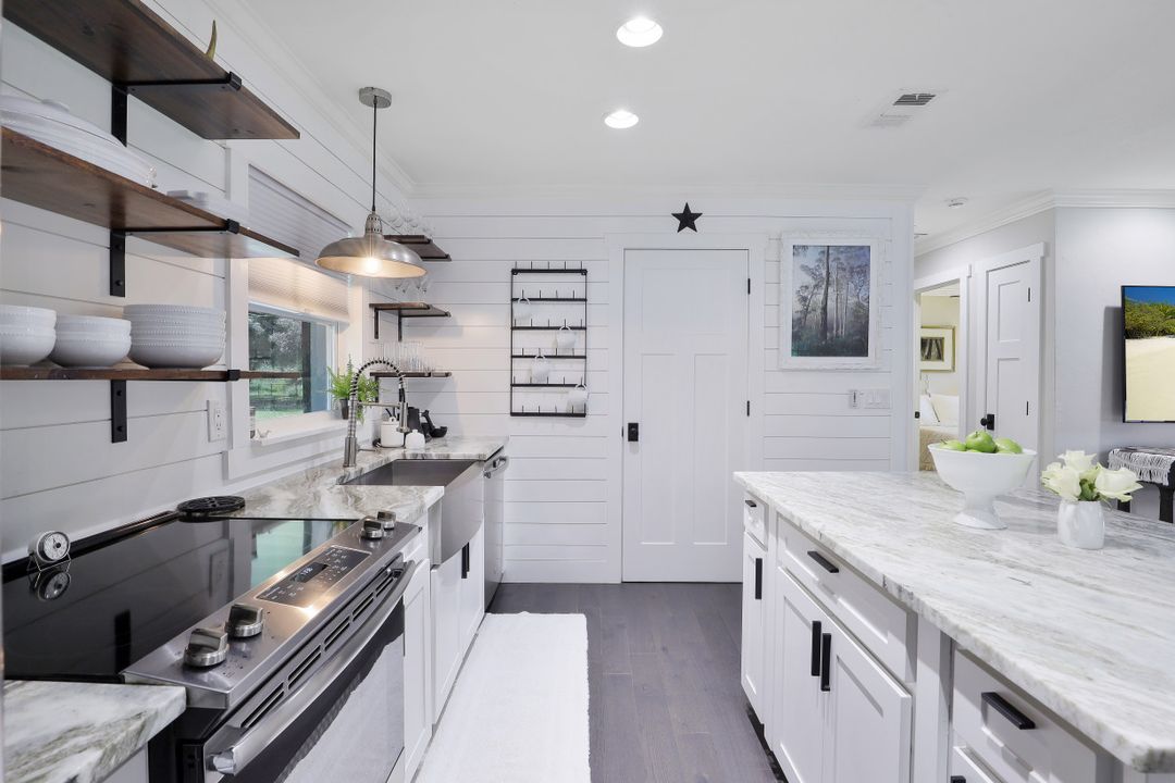 140 5th St NW, Naples, FL 34120