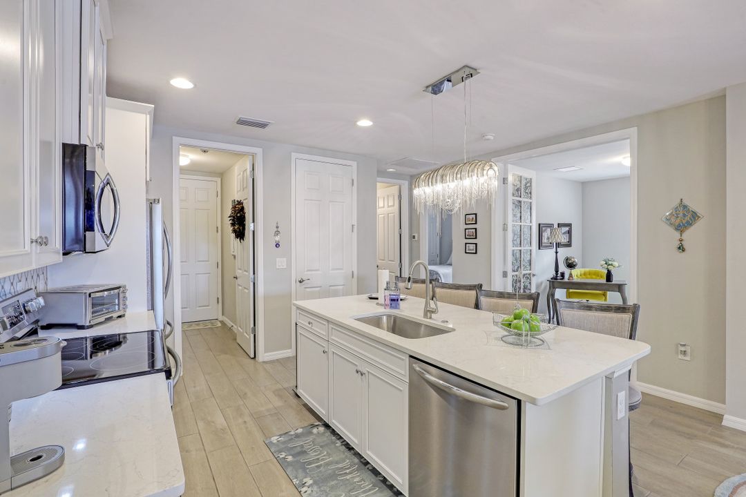 14708 Edgewater Cir, Naples, FL 34114