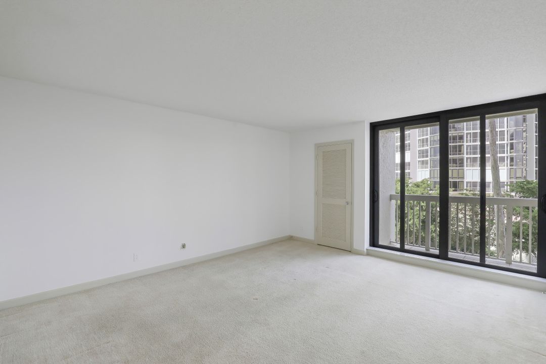 4901 Gulf Shore Blvd N #402, Naples, FL 34103