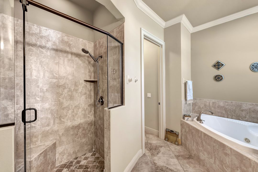 4000 Stonesthrow Ct, Naples, FL 34109