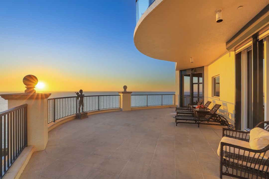 81 Seagate Dr #2001, Naples, FL 34103