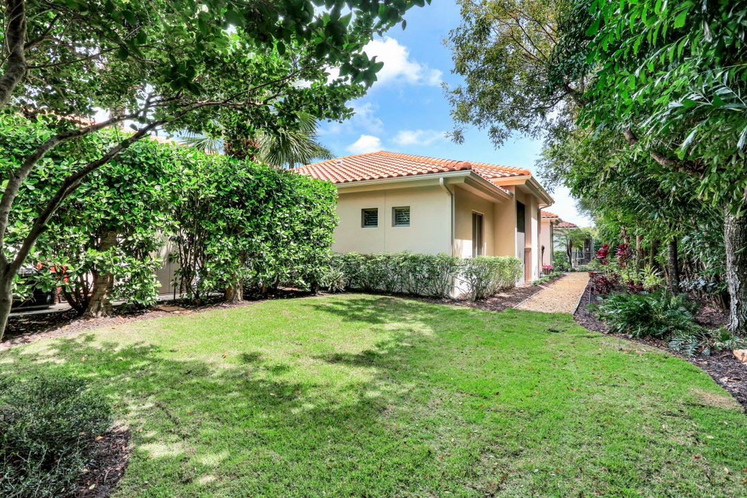 2086 Torino Way, Naples, FL 34105