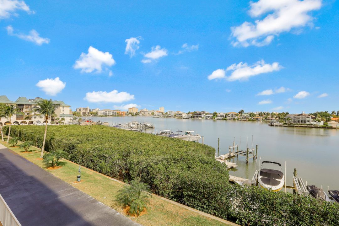 410 Flagship Dr #302, Naples, FL 34108